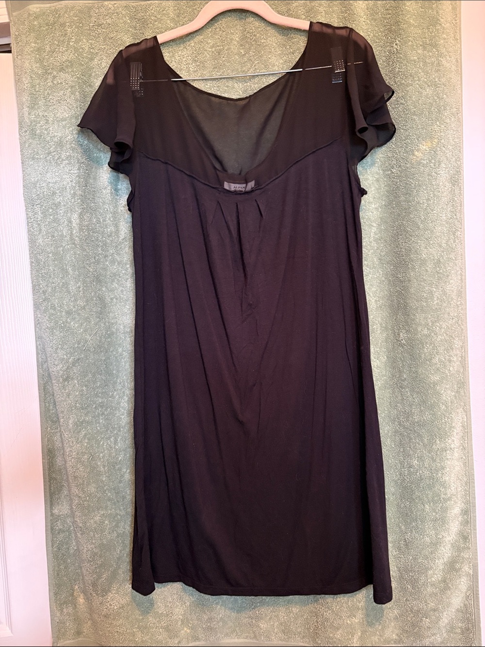 Black Short-Sleeve Nightgown